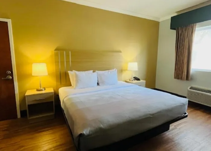 Inn Quality Airport 3*