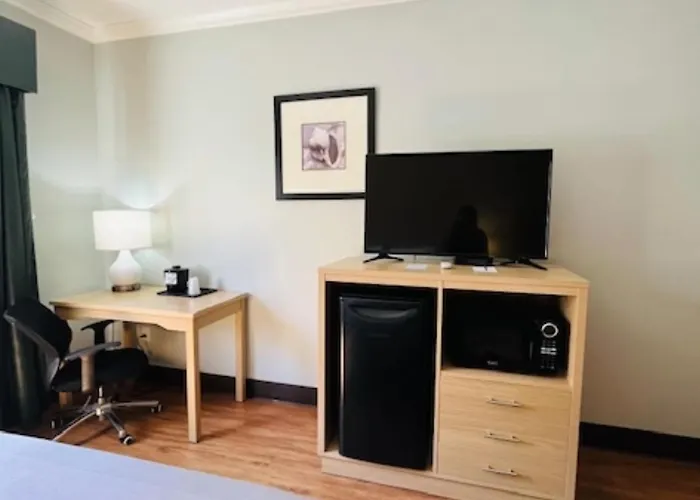 Inn Quality Airport 3*