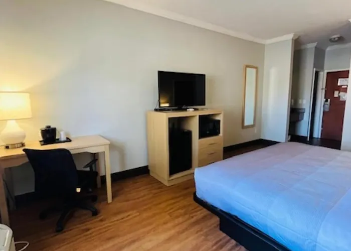 Inn Quality Airport 3*